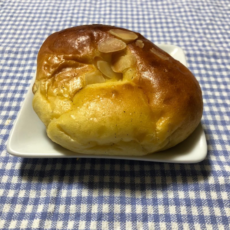 自家製酵母のぶちゃいくクリームパン(R Baker （アールベイカー）)