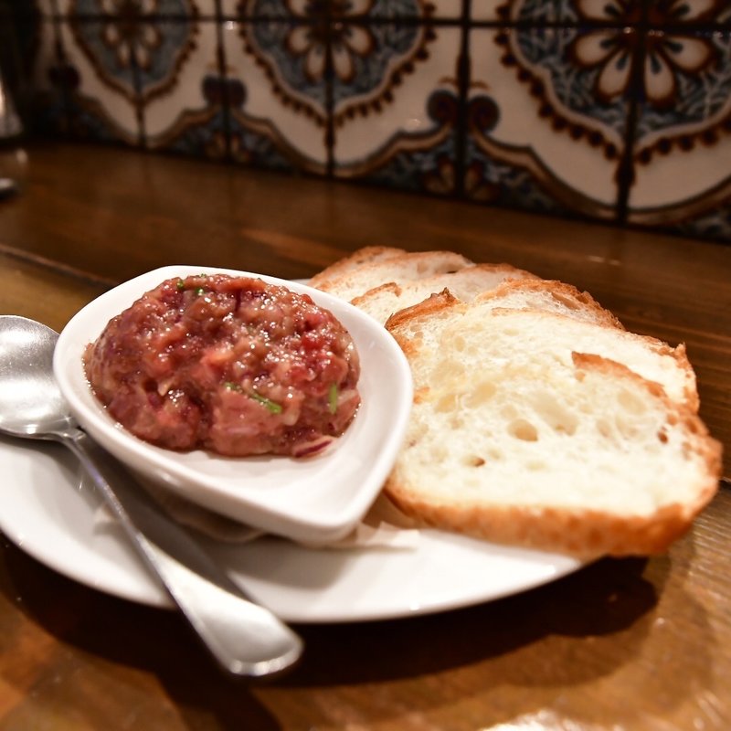 クジラの洋風なめろう(スパニッシュ＆シーフードバル エルクルセ)