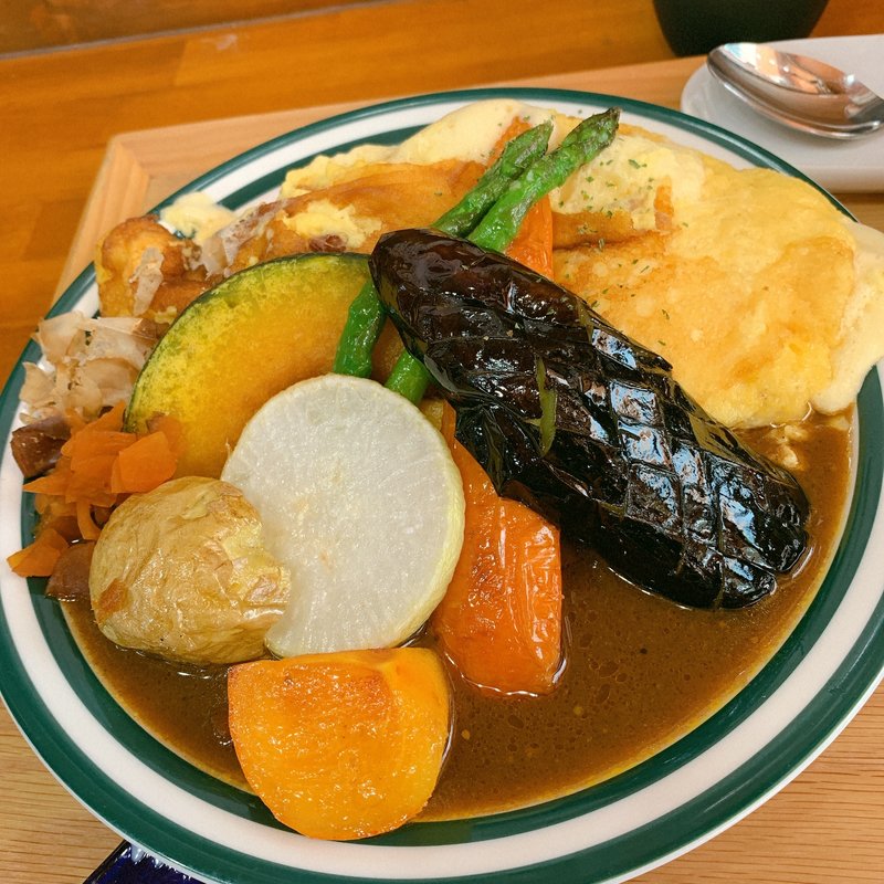 オムカレー　野菜トッピング(カレー アンド スイーツ カフェ オズヌ （CURRY & SWEETS Cafe Ozunu）)