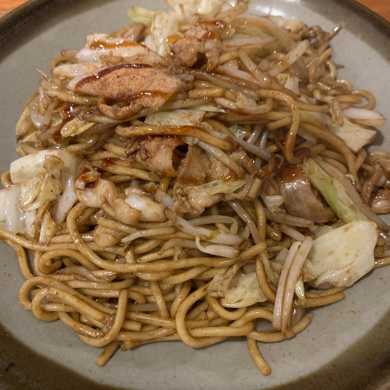 やきそば（大盛り、目玉焼き乗せ）(お好み焼 あさ山)