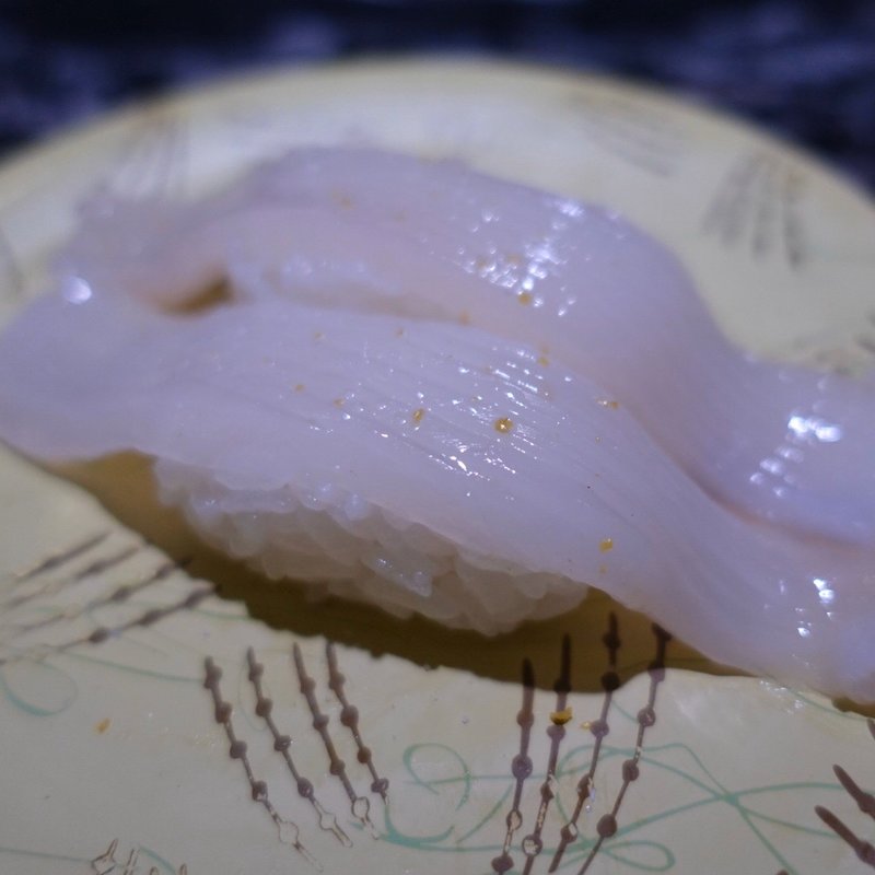 真いかゆず塩握り(回転寿司 根室花まる 銀座店)