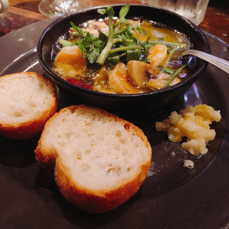  大海老とマッシュルームのアヒージョ（バケット付）(椿堂 BaRu （椿堂バル）)