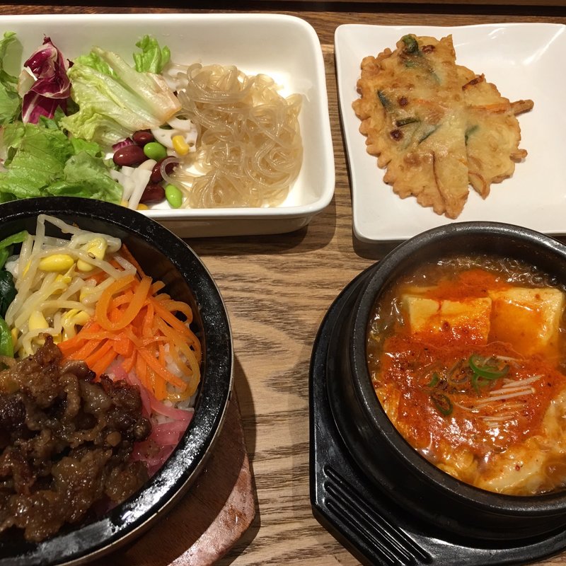 人気のメニューのハーフ&ハーフ(韓美膳 御徒町吉池本店)