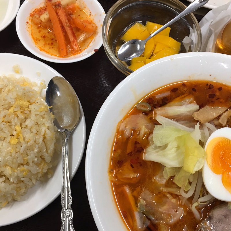 辛ラーメンと半チャーハン(合家福)