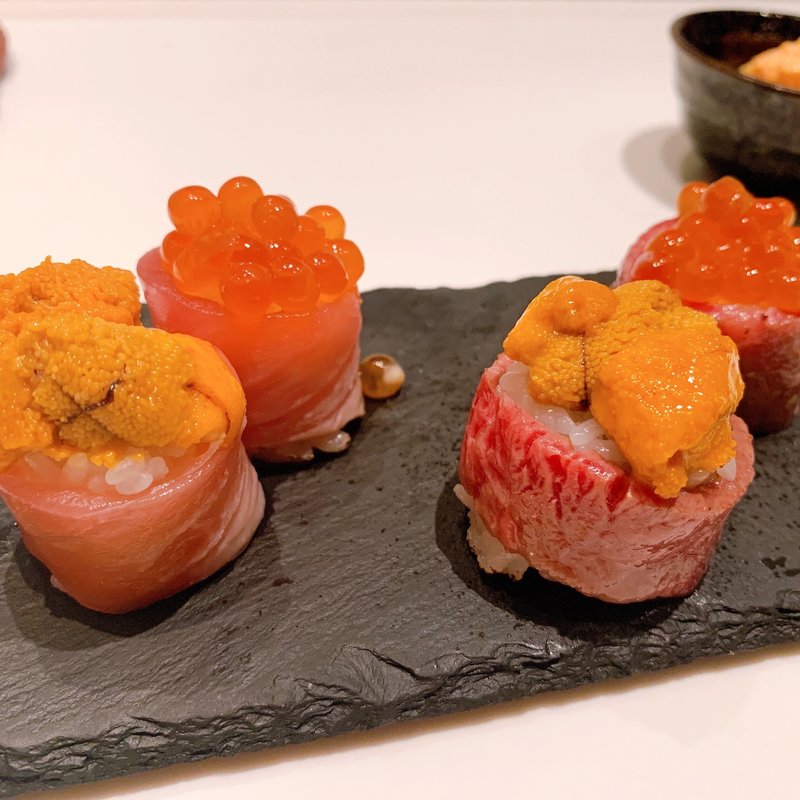 トロ寿司盛合せ、肉寿司盛合せ(横浜大食堂バル you-say)