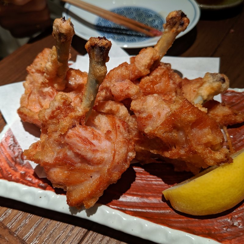 骨付き塩唐揚げ(おでん屋 ずぶ六)