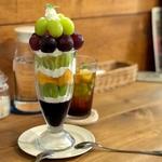 ぶとうたっぷりフレンチトーストパフェ(Cafe Fate)