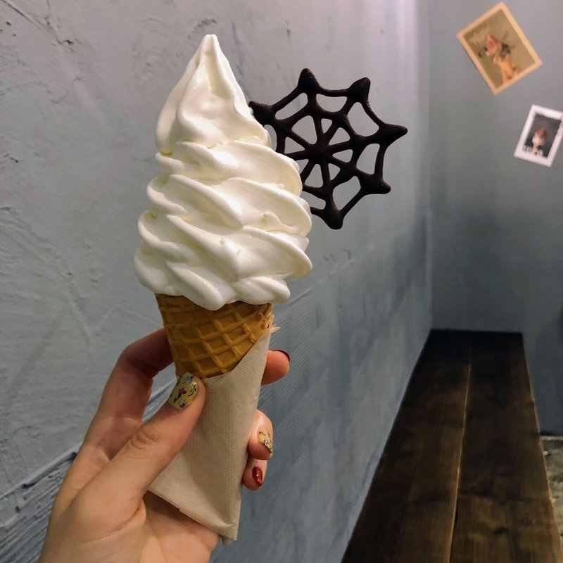 ミルクソフトクリーム　クモの巣トッピング(Groovy Ice Cream GUFO　グーフォ)