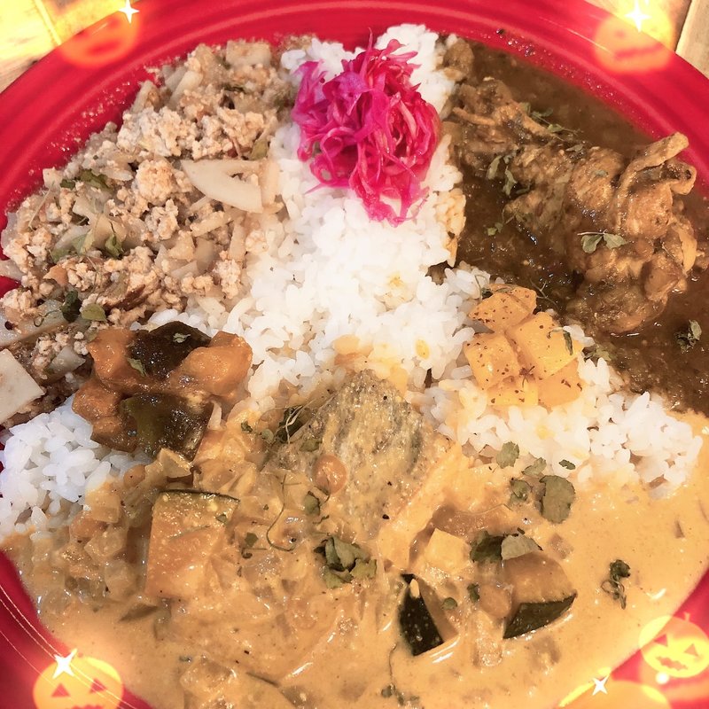 3種盛り（秋鮭とかぼちゃのクリームカレー 上ポークレンコンキーマ 手羽元ほうれん草カレー）(BON'S Curauneru)