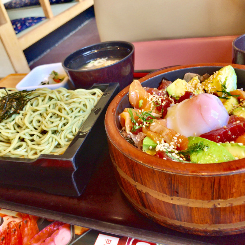 まぐろサーモンアボカド丼(そばセット)(和食レストランとんでん 高島平店)