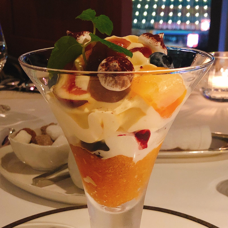 秋の贅沢パフェ(ドゥ ミル （deuxmil）)