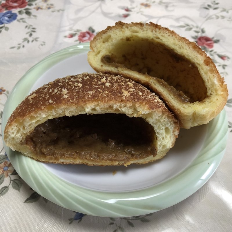 梅田阪急大食堂の焼きカレーパン(阪急ベーカリーショップ あまがさき阪神店 （焼きたて100円パン）)