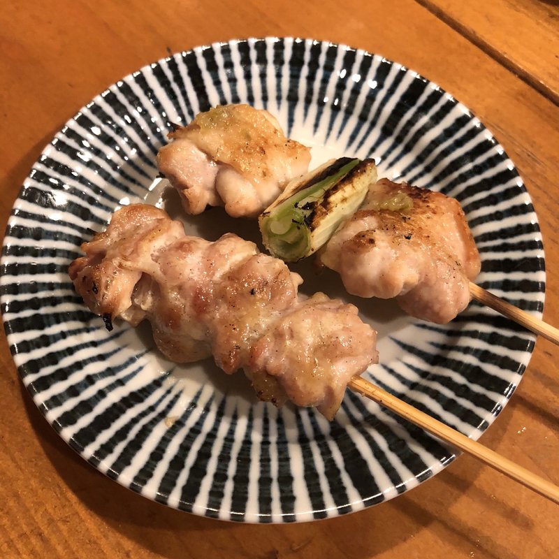 せせりとねぎま(焼鳥 赫色)