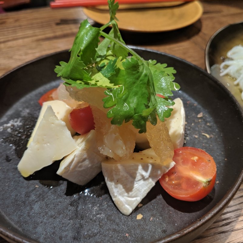 極上クラゲとチーズのカプレーゼ(チャイニーズビストロ802)