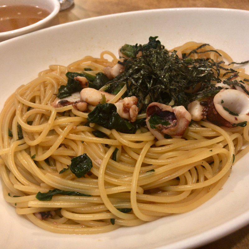 ヤリイカとほうれん草の醤油ソース(日替スープ ビーフコンソメ野菜スープ)(ジョリーパスタ 高島平店)