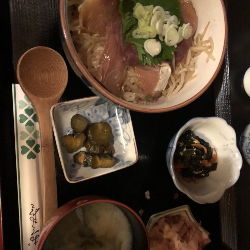 ブリの漬け丼(京田)