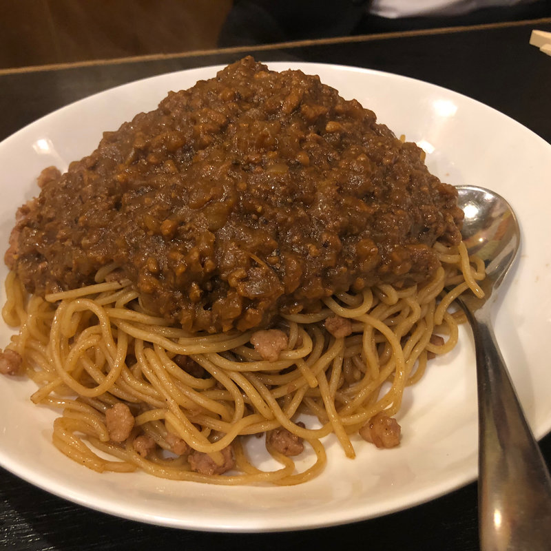 ドライカレーをのせたカレー焼きそば(伽羅)