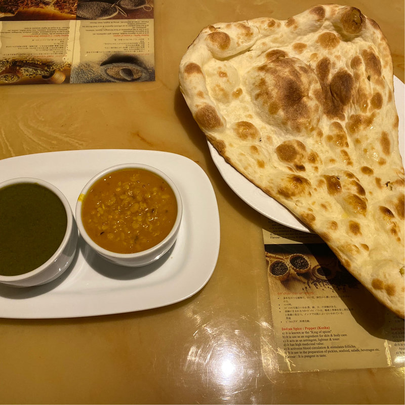 二種のカレー、サラダ、ラッシーセット(ラリグラス （Laliguras）)