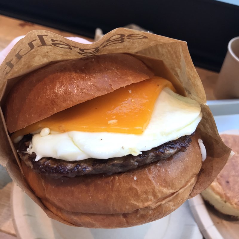 チーズバーガー(eggslut 新宿サザンテラス店)
