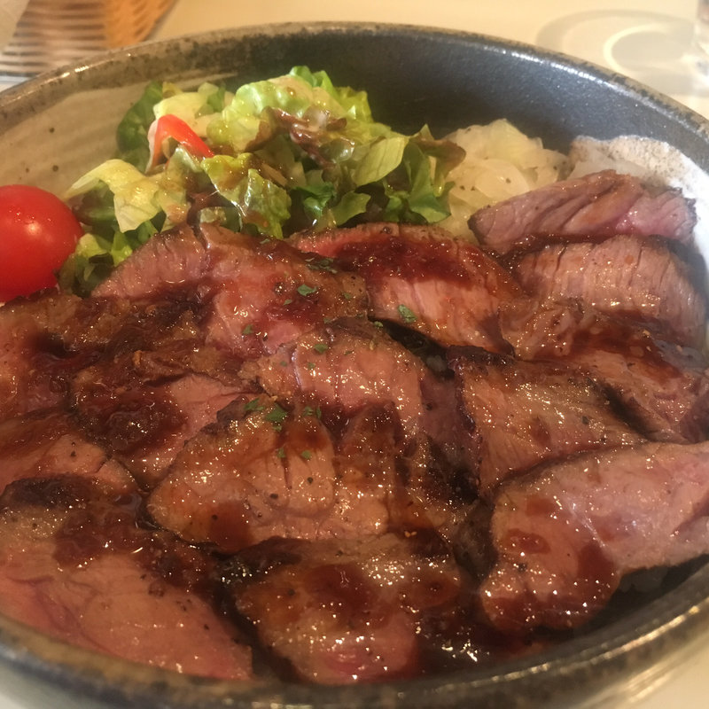 ステーキ丼(シロクマ食堂)