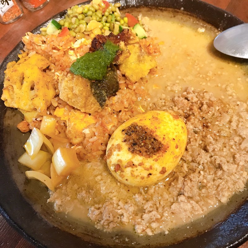 タラのスパイス竜田揚げグリーンソースがけスパイス炒飯と白ごま坦々チキンキーマ(あきらカレー)
