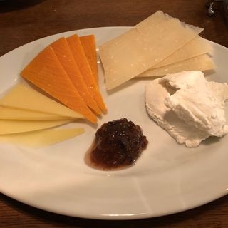 チーズ盛り合わせ(オステリア メグロ)