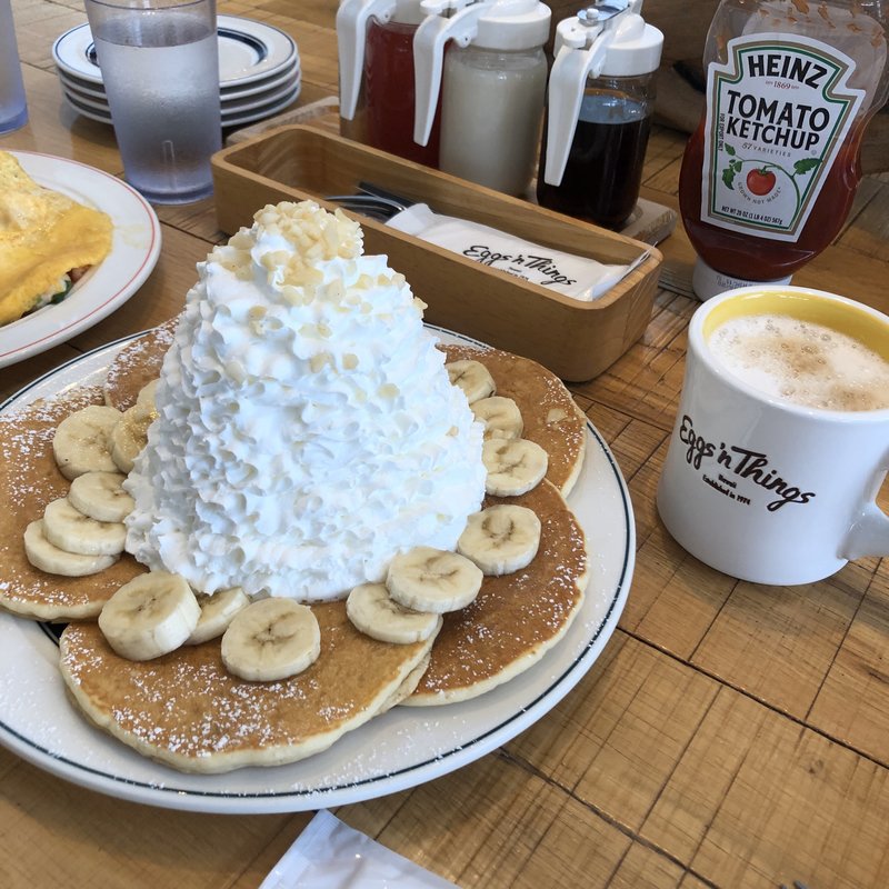 バナナ、ホイップクリームとマカダミアナッツのパンケーキ(Eggs 'n Things お台場店)