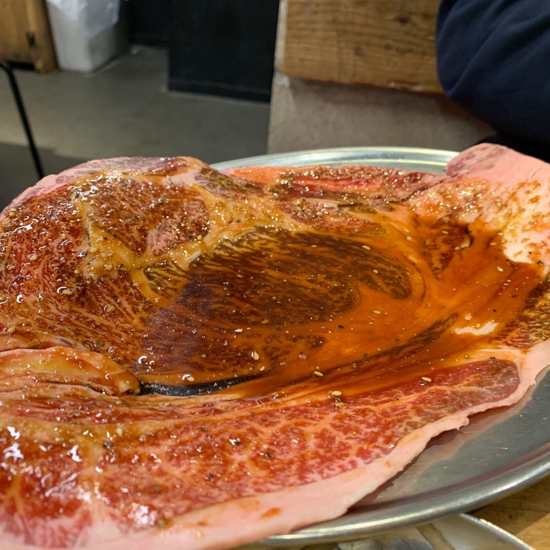 はみ出るカルビ(大阪焼肉・ホルモン ふたご 下北沢店)