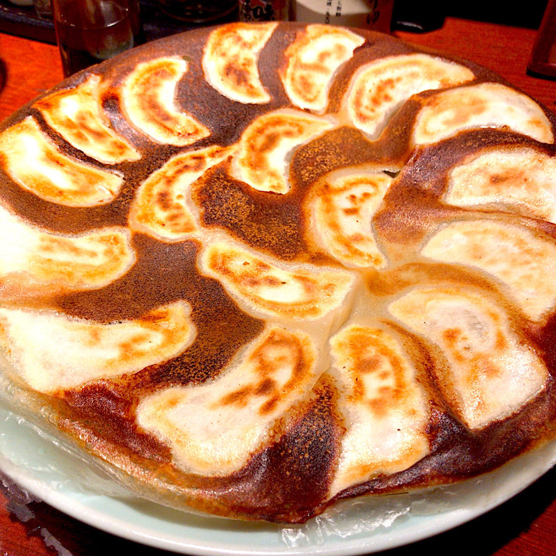 羽根付き円盤むちむちギョーザ(18ヶ)(中嘉屋食堂 麺飯甜 杜の都 五橋横丁)