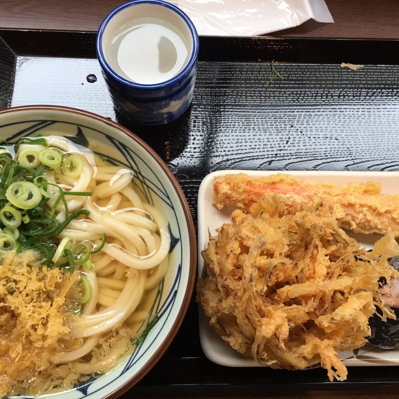 かけうどん・野菜かき揚げ・ちくわ天・おにぎり(丸亀製麺筑後)