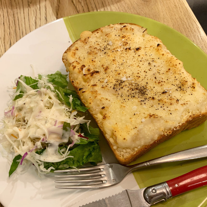 玉ねぎのグラタントースト(俺のBakery＆Cafe 東銀座歌舞伎座前)