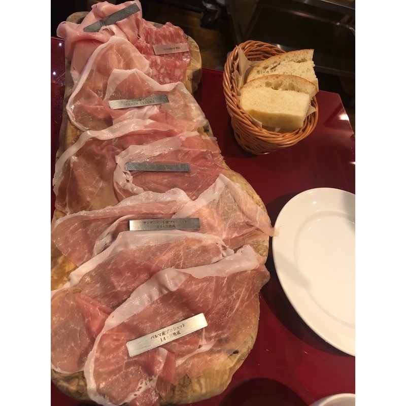 生ハム4種と本日のサルーミ2種盛り合わせ(生ハムとワインの店 グスタヴォ 神楽坂)