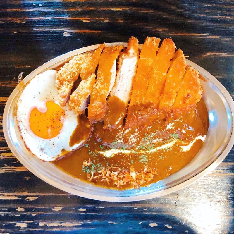 豚ロースカツカレーライス（トッピング:こだわり目玉焼き）(カレー屋 アカマル)