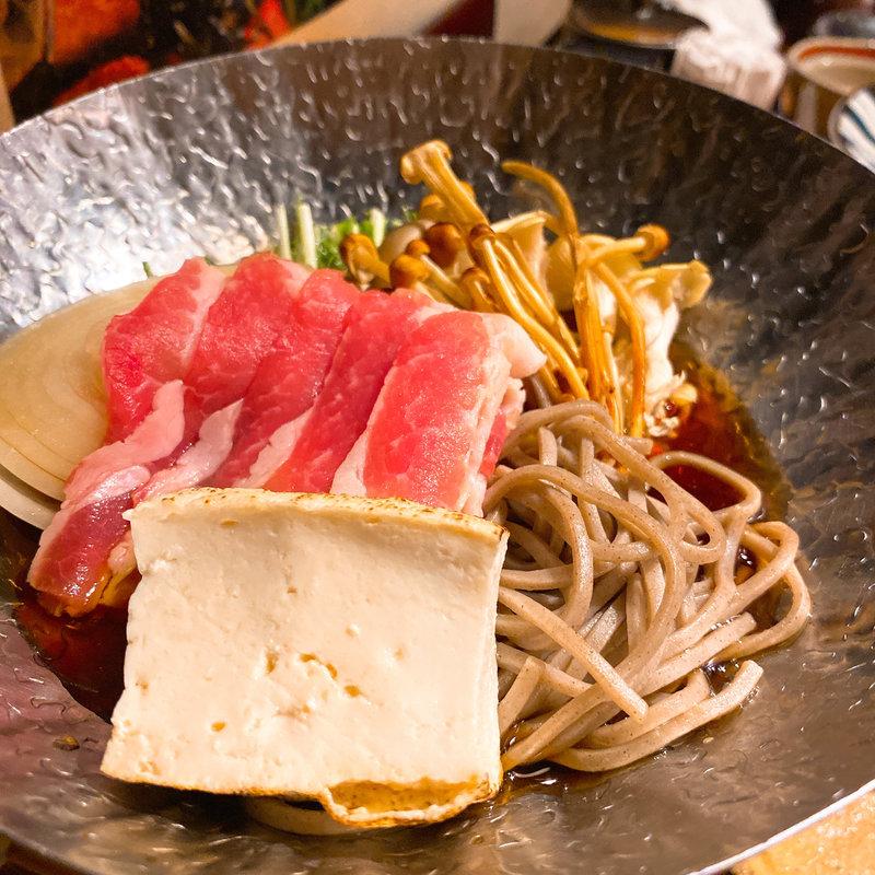 豚肉と秋木のことそばのすき焼き風小鍋仕立て(いかの墨 新宿南口店)