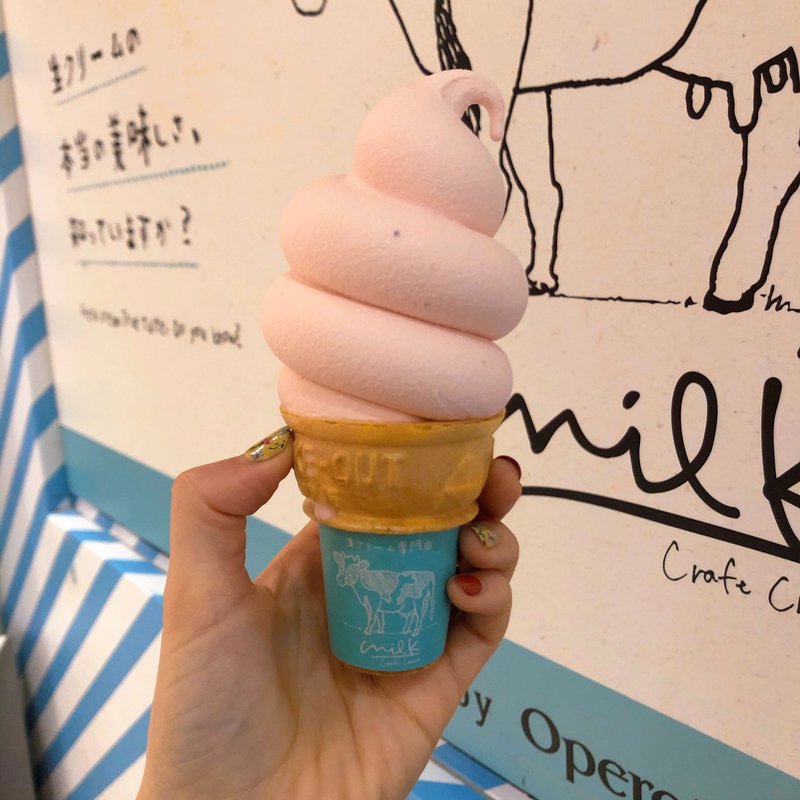 いちごミルクソフトクリーム(生クリーム専門店 Milk 新宿店)