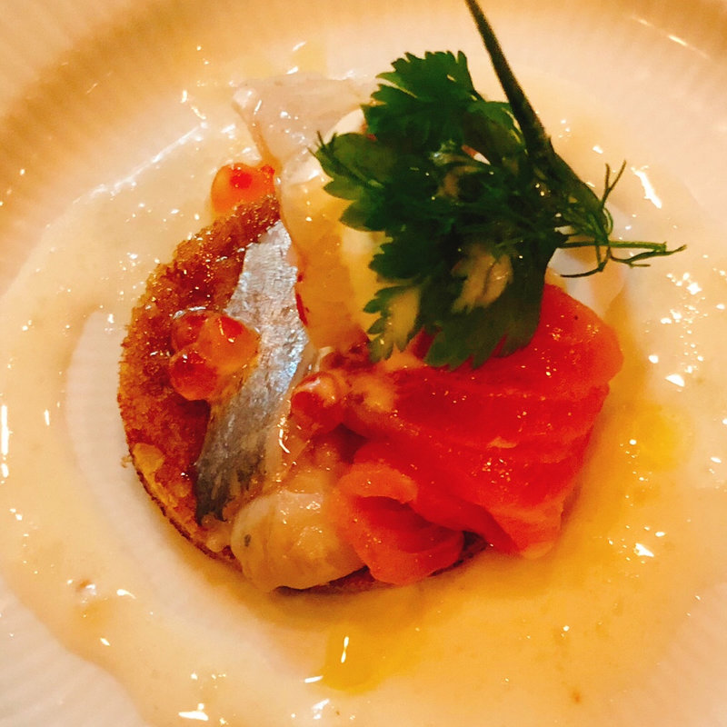 海の幸のブリニ載サワ-クリーム添(シェ・ソワ)