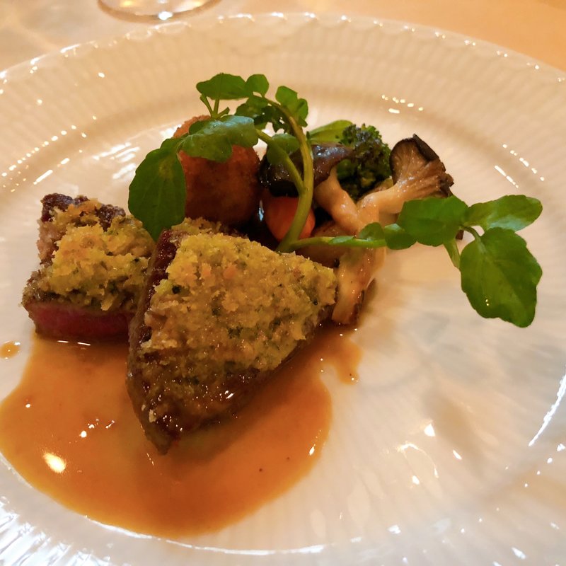 牛フィレ肉のプチステーキ　スパイスバター焼き(シェ・ソワ)