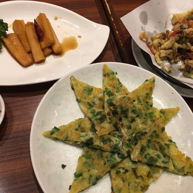 台湾風大根の香辛料漬・揚げキノコの塩コショウ風味・台湾風カキと玉子チヂミ焼き(阿里城 シーサイドオーバルガーデン店)