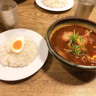 皮がパリッとしたチキンのカレー(スープカレー ポニピリカ 下北沢店)