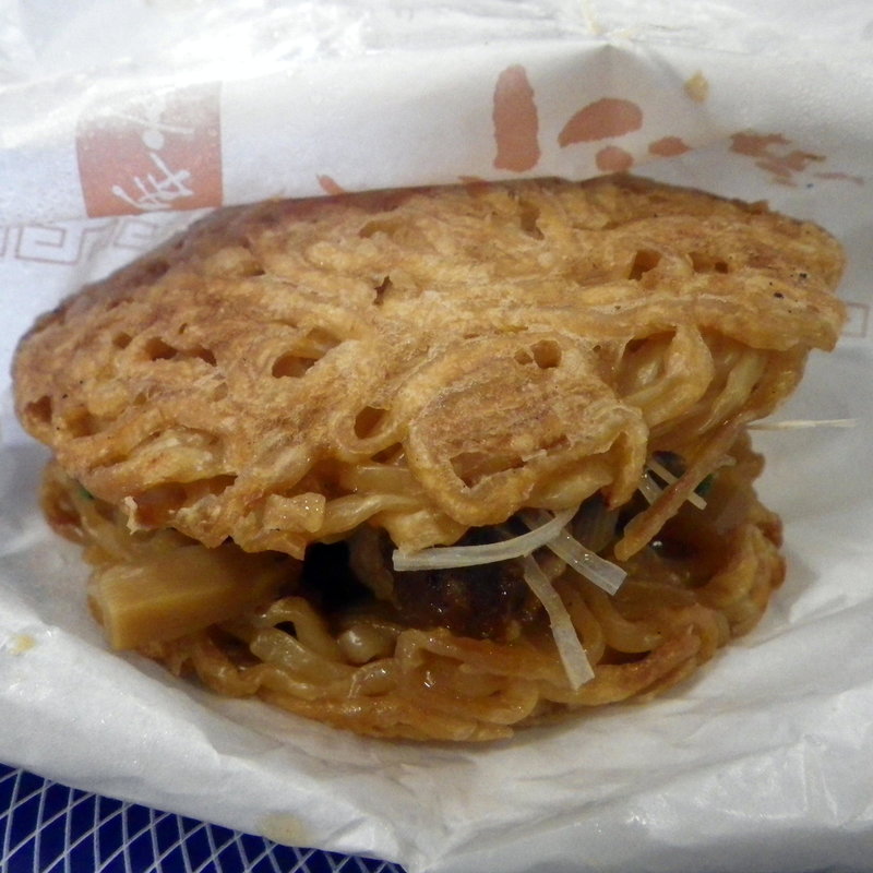 ラーメンバーガー(道の駅喜多の郷)