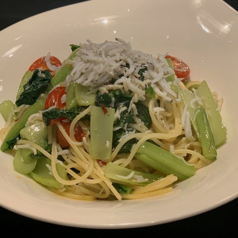 釜揚げシラスと江戸菜のフレッシュトマトスパゲッティ(VILLAZZAdue)