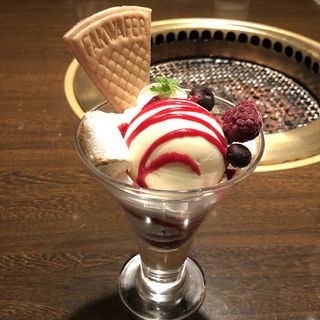 焼きマシュマロと木苺のパフェ(ワンカルビ Plus+ 伊丹南野店 （ワンカルビプラス）)