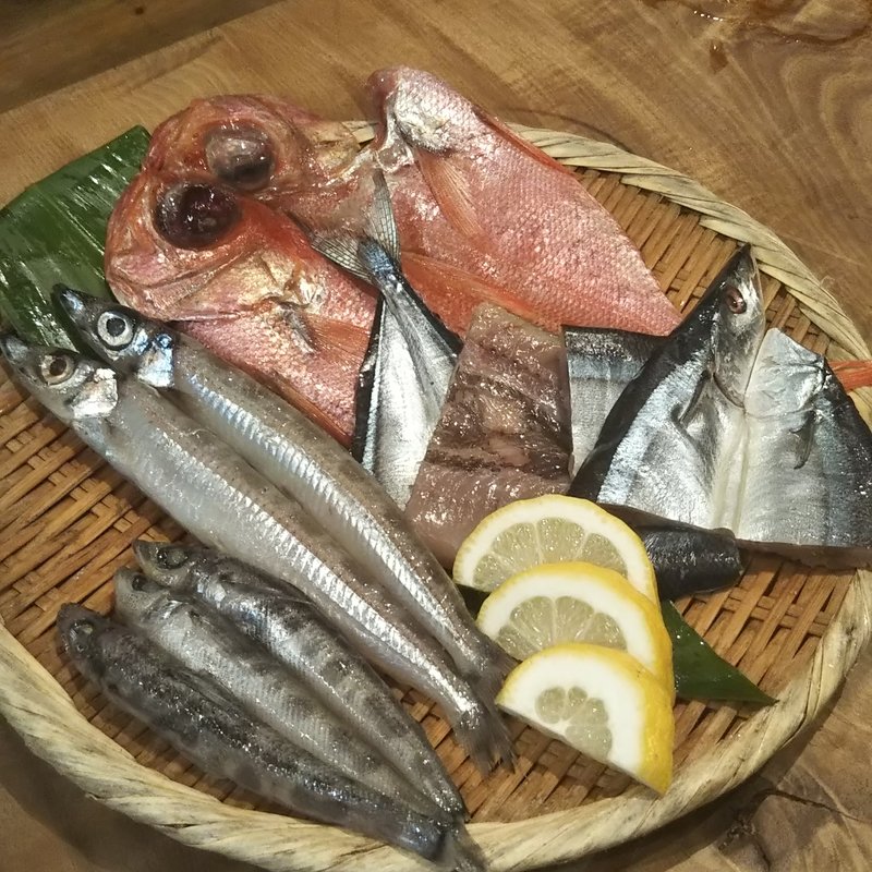 (お魚くわえたどら猫)