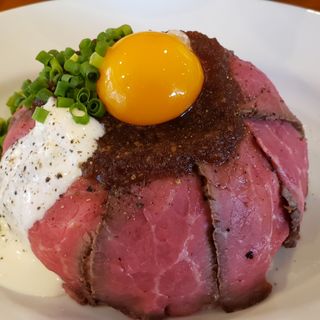 熟成ローストビーフ丼(大衆肉ビストロlit)