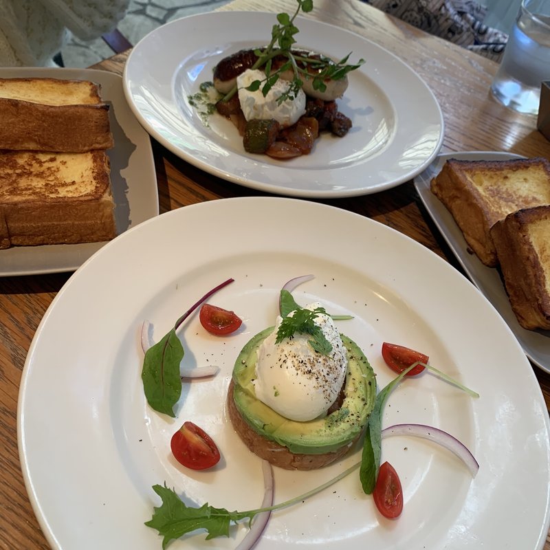 サーモンのタルタルとアボカドとポーチドエッグ ディルソース(マーサーブランチエビスヒルサイド)