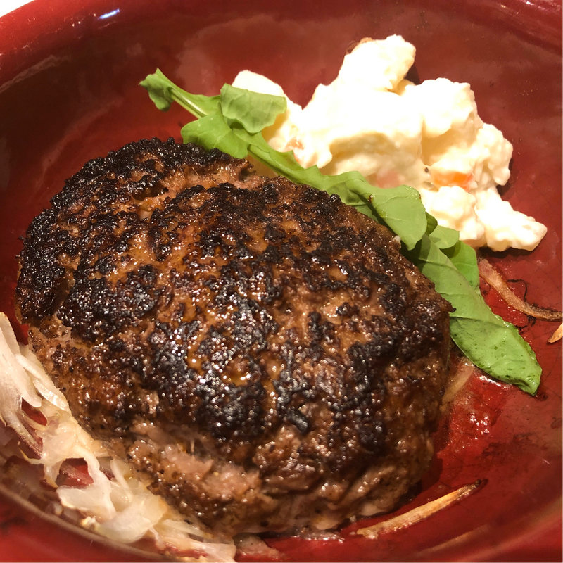 馬肉100% 手ごねレアハンバーグ(馬肉バル 跳ね馬 )