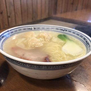 雲呑湯麺(香港麺新記 四谷三丁目店)