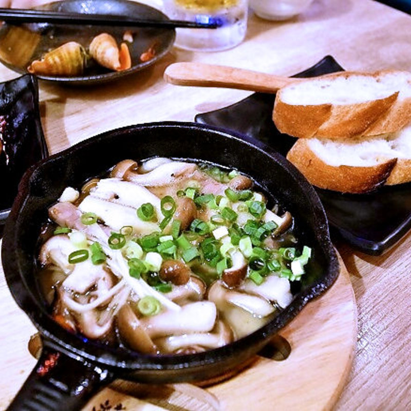 スーチーカのアヒィージョ バゲット付(島人 )