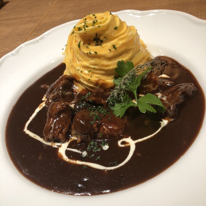 じっくり煮込んだとろけるビーフのデミグラスシチュー(3 Little Eggs 町田東急ツインズ店)