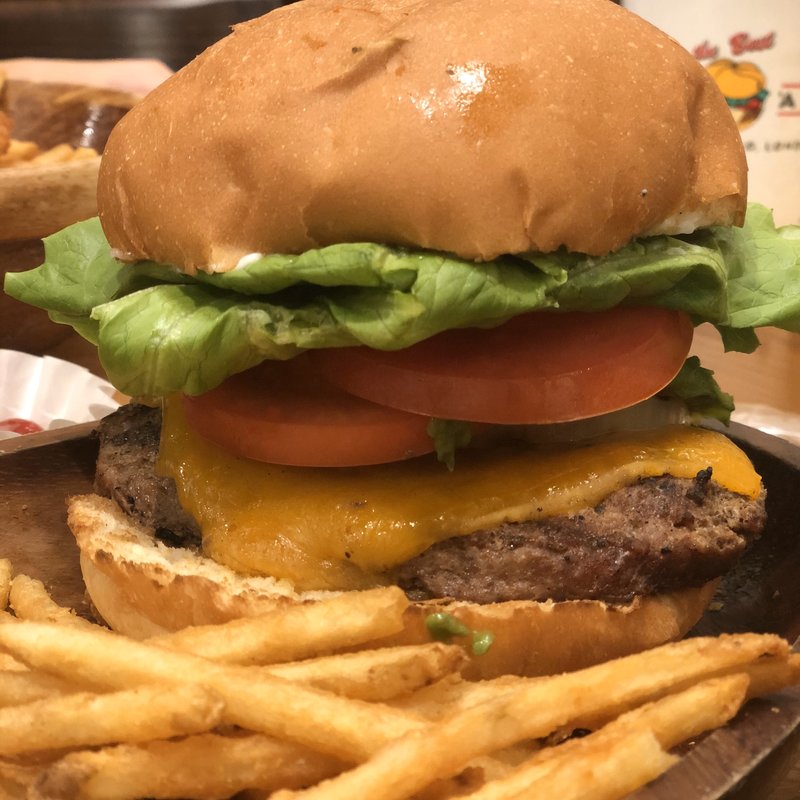 厚切りチェダーアボカドバーガー(クア・アイナ ジャズドリーム長島店)